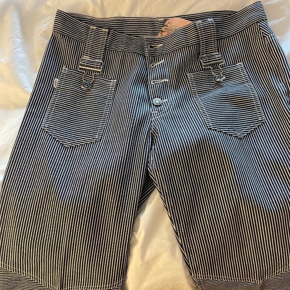 LEvis for gals big E - Picture 3 of 6